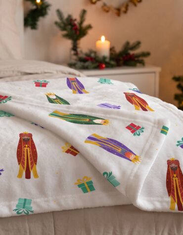 Manta Navideña "Reyes Magos y Regalos" – Blanco Nieve (Tacto Peluche)